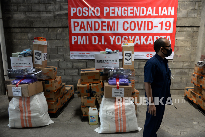 Barang bantuan APD dan penunjang medis siap didistribusikan di Markas PMI Yogyakarta, Senin (4/5). Sebanyak 500 baju APD, 4