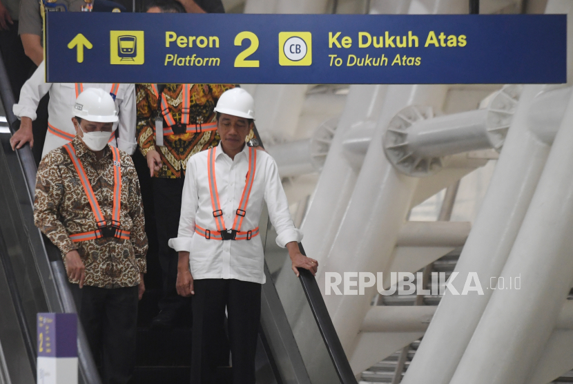 Presiden Joko Widodo (kanan) didampingi Menko Kemaritiman dan Investasi Luhut Binsar Pandjaitan (kiri) berjalan di area stasiun usai menumpang kereta Light Rail Transit (LRT) dari Stasiun Harjamukti di Stasiun Taman Mini Indonesia Indah, Jakarta, Senin (26/12/2022). Direksi PT Industri Kereta Api atau PT INKA (Persero) mendampingi anggota Komisi VI DPR menaiki LRT Jabodebek dengan rute Stasiun Harjamukti-TMII (PP) dan Stasiun Harjamukti-Ciracas (PP) dalam kunjungan kerja spesifik peninjauan kereta canggih tersebut.