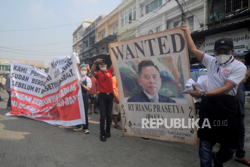 Sejumlah warga melakukan aksi penolakan pembongkaran lahan ruko di Jalan Niaga, Kelurahan Pluit, Jakarta Utara, Rabu (24/5/2023). Mereka yang demo memajang poster Riang Prasetya.