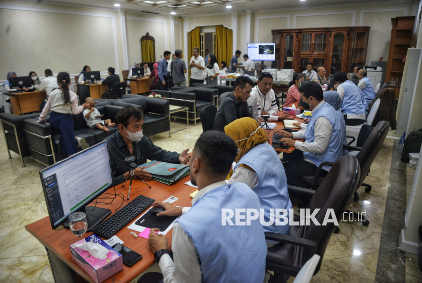 Petugas menerima laporan warga di Istana Wakil Presiden RI, Jakarta, Senin (11//11/2024). Wakil Presiden Gibran Rakabuming Raka meluncurkan program bernama Lapor Mas Wapres. Lewat program itu warga bisa menyampaikan keluhan, seran atau gagasan langsung. Layanan laporan di Istana Wakil Presiden itu dibuka pada senin hingga jumat mulai dari pukul 08.00 hingga 14.00 WIB. Selain itu, Wapres juga menfasilitasi laporan via WhatsApp di nomor 081117042207 sebagai alternatif laporan.