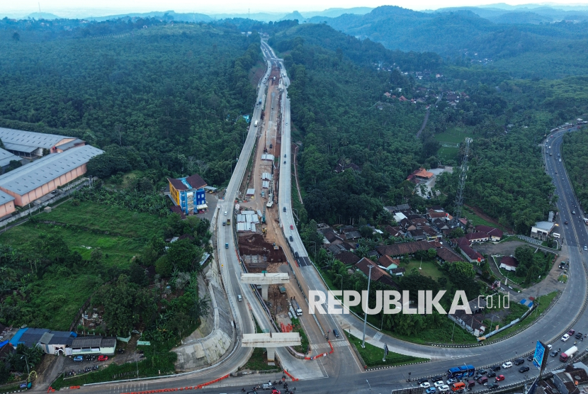 Foto udara kendaraan melintas di dekat pembangunan akses Jalan Tol Yogyakarta-Bawen seksi 6 Simpang Susun (SS) Ambarawa-Bawen, Bawen, Kabupaten Semarang, Jawa Tengah, Ahad (25/5/2025). Pembangunan proyek jalan Tol akses Yogyakarta-Bawen seksi 6 sepanjang 4,98 km dengan nilai investasi Rp1,67 triliun di Ruas Kabupaten Semarang tersebut merupakan salah satu Proyek Strategis Nasional (PSN) yang dibangun untuk menghubungkan Tol antara Yogyakarta dan Jawa Tengah serta ditargetkan rampung pada Desember 2025 mendatang. 
