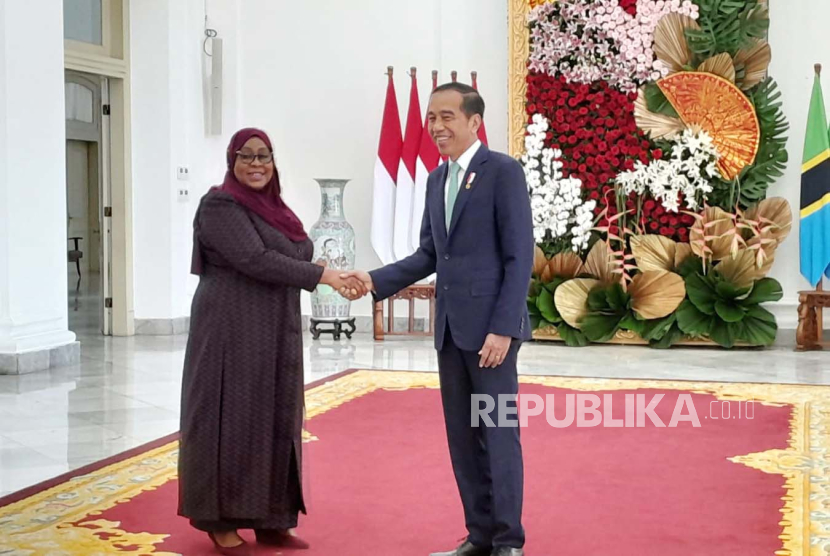 Presiden Joko Widodo (Jokowi) menyambut kedatangan Presiden Republik Persatuan Tanzania Samia Suluhu Hassan di Istana Kepresidenan Bogor, Kamis (25/1/2024), dalam kunjungan resmi kenegaraan di Indonesia.