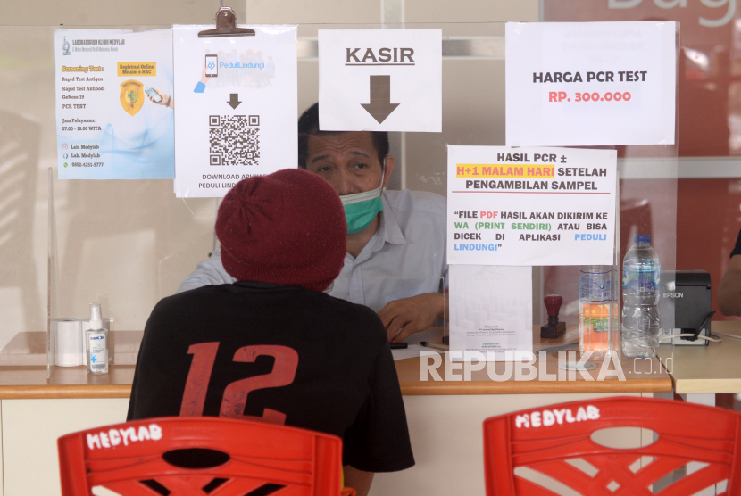 Calon pengguna jasa transportasi udara mendaftar untuk melakukan tes PCR (Polymerase Chain Reaction) di Bandara Internasional Sam Ratulangi, Manado, Sulawesi Utara, Rabu (3/11/2021). Mengacu pada aturan Surat Edaran (SE) Gubernur Sulut No.440 Tahun 2021, seluruh pelaku perjalanan udara yang akan masuk ke Sulut wajib membawa surat hasil tes PCR dan melakukan tes usap Antigen saat tiba di Bandara Sam Ratulangi, sementara untuk keluar dari Sulut menyesuaikan pada SE Satgas Penanganan Covid-19 No. 22 dan SE Kemenhub No. 96 Tahun 2021.