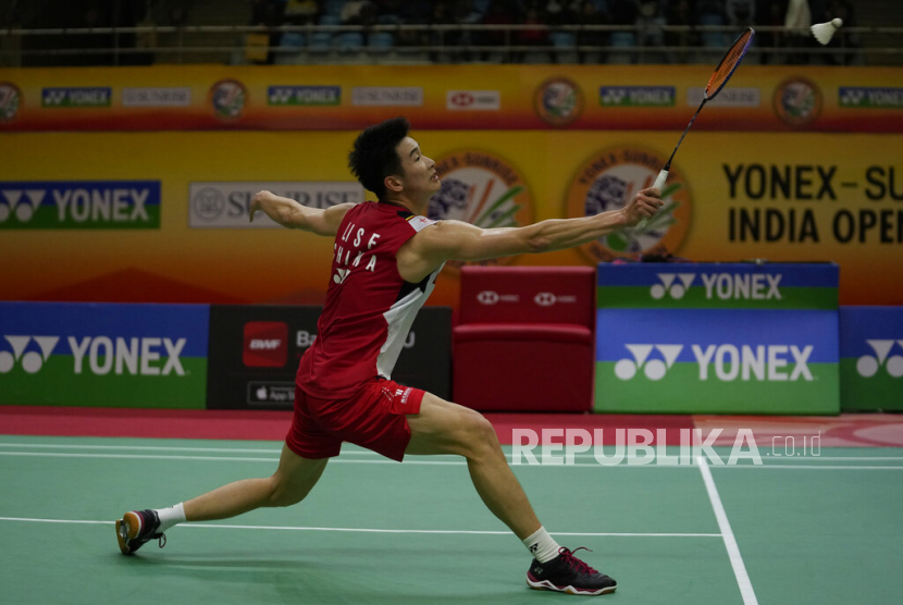  Li Shi Feng dari Tiongkok melawan Anthony Sinisuka Ginting pada pertandingan perempat final tunggal putra Yonex Sunrise India Open Badminton di New Delhi, India, Jumat, 20 Januari 2023. Anthony memenangkan pertandingan tersebut dengan skor 21-11, 17-21, 21 -18.