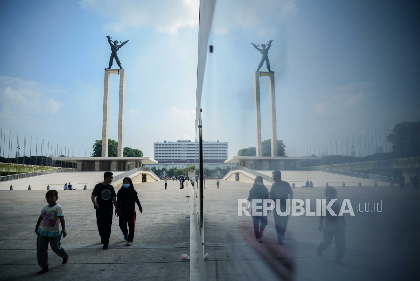 Warga berolahraga di area Taman Lapangan Banteng, Jakarta, Ahad (15/11). Kawasan tersebut menjadi alternatif warga untuk berolahraga di akhir pekan selama Hari Bebas Kendaraan Bermotor (HBKB) dilarang pada masa PSBB transisi. Republika/Thoudy Badai