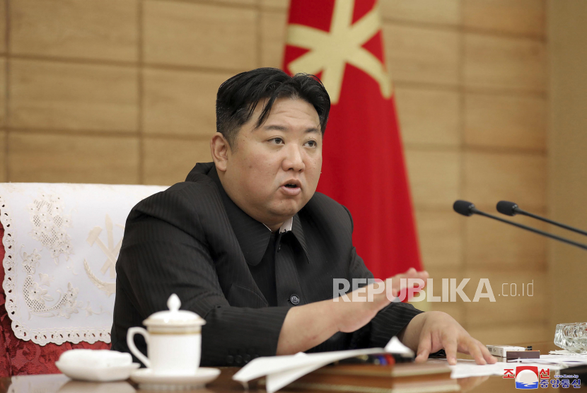 Pemimpin Korea Utara Kim Jong-un telah mengadakan rapat politik untuk meninjau urusan negara, termasuk wabah Covid-19.