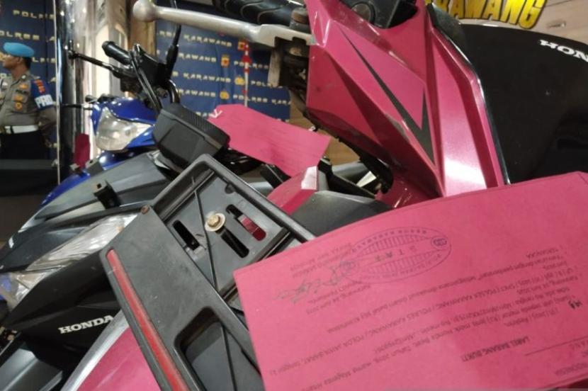 Polisi Karawang tangkap pencuri motor yang membacok korbannya.