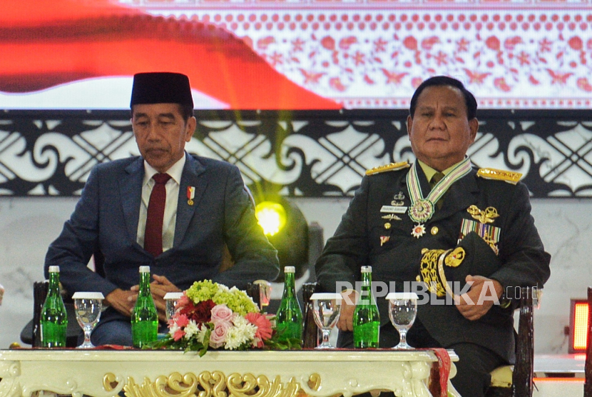 Presiden Joko Widodo bersama Menteri Pertahanan Prabowo Subianto saat menghadiri Rapat Pimpinan TNI dan Polri 2024 di Markas Besar TNI, Cilangkap, Jakarta Timur, Rabu (28/2/2024). 