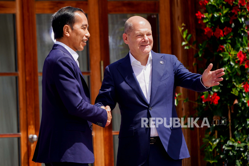 Kanselir Jerman Olaf Scholz (kanan) menyambut Presiden Indonesia Joko Widodo di Kastil Elmau di Kruen, Jerman, 27 Juni 2022. Jerman menjadi tuan rumah KTT G7 di Kastil Elmau dekat Garmisch-Partenkirchen dari 26 hingga 28 Juni 2022.