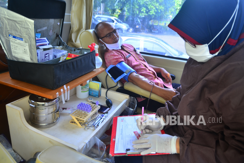 Warga mendonorkan darahnya di mobil unit donor darah Palang Merah Indonesia (PMI) di Kudus, Jawa Tengah, Selasa (24/11/2020). PMI setempat melakukan donor darah keliling untuk mengantisipasi kekosongan stok darah karena pasokan stok darah rata-rata per hari turun 50-70 persen saat pandemi COVID-19. 