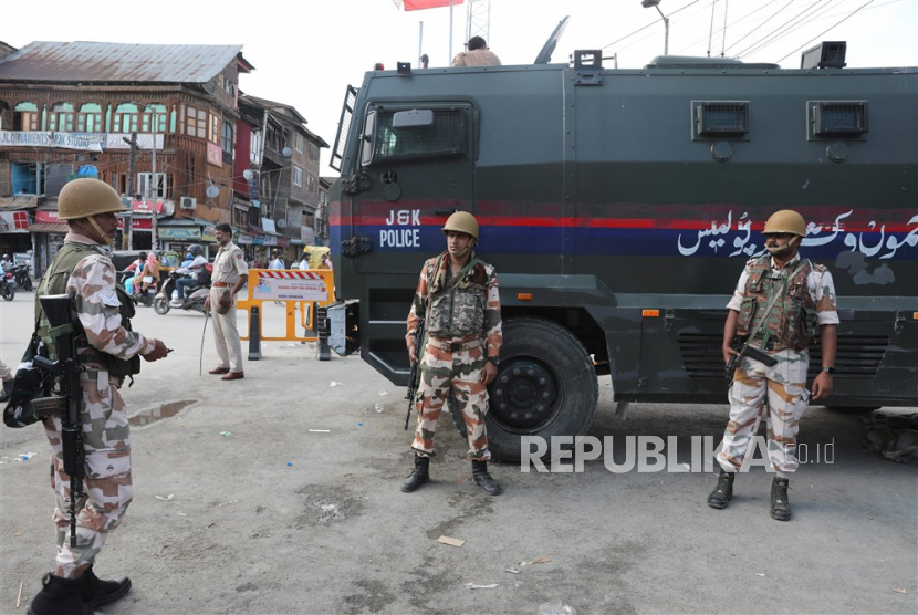 File - Polisi India dan tentara paramiliter berjaga di Srinagar, ibu kota musim panas Kashmir India, India, 26 Juni 2023.