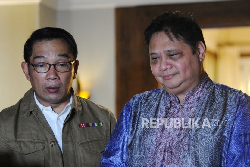 Ketua Umum Partai Golkar Airlangga Hartarto (kanan) beraama Gubernur Jawa Barat Ridwan Kamil (kiri).