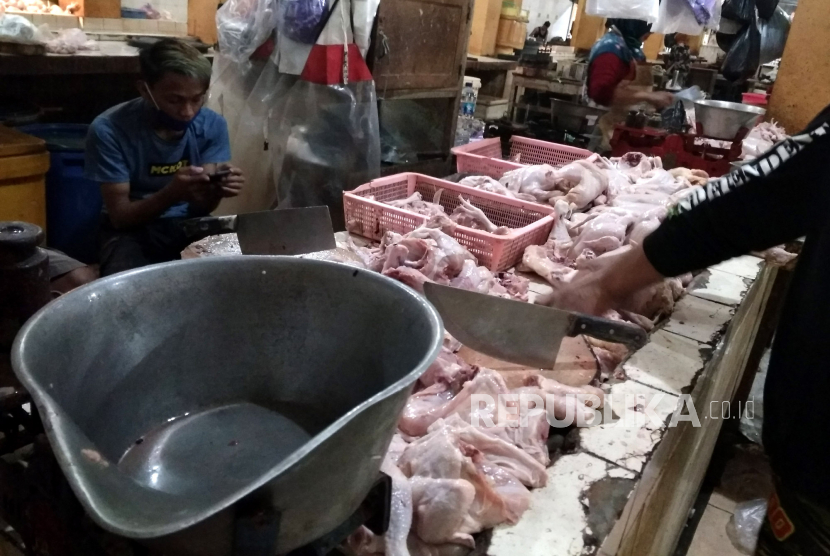 Pedagang ayam pedaging di Pasar Beringharjo, Yogyakarta, Ahad (14/6). Harga ayam pedaging naik cukup signifikan mulai minggu ini