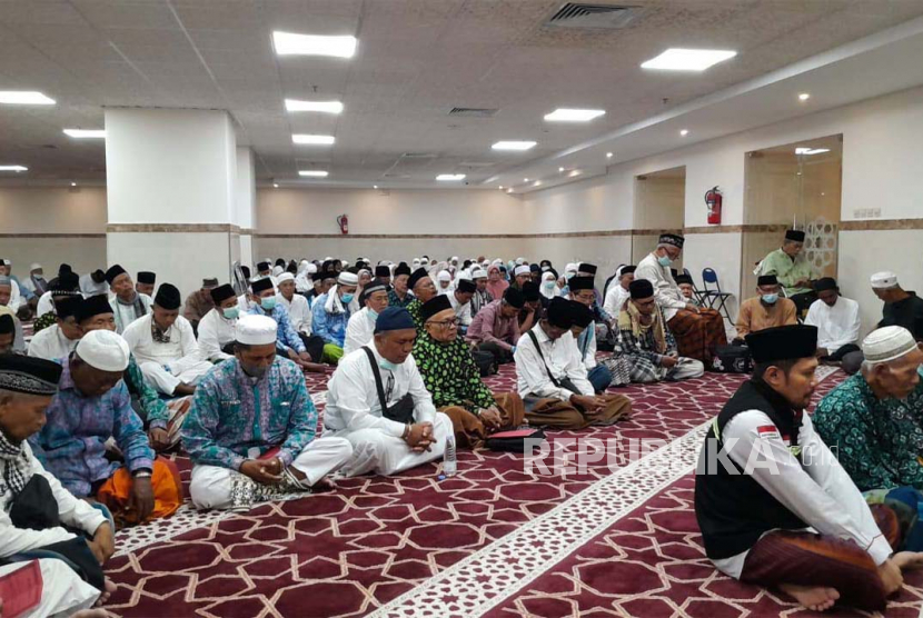 Jamaah haji DI Yogyakarta mengadakan Doa bersama dan Mujahadah Keberhasilan Penyelenggaraan Haji 1444H/2023M di Musholla Hotel Afaq Almasyaeir Sektor 7 Maktab 66 Makkah, Rabu (14/6/2023). 