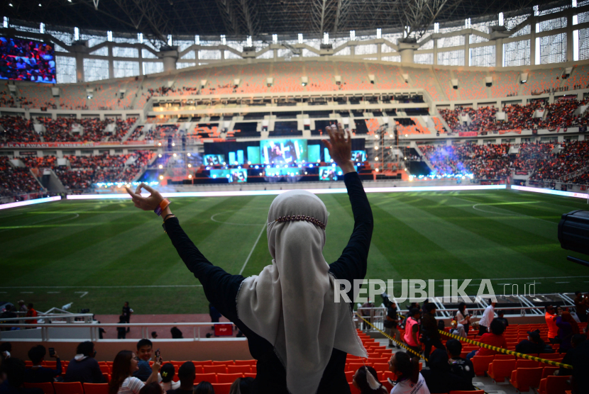 Suporter Persija menyaksikan Grand Launching Jakarta International Stadium (JIS). Politikus PDIP meminta Pemprov DKI serius dalam menyediakan transportasi ke JIS.