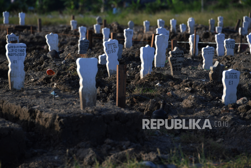 Kondisi pemakaman kasus Covid-19 di Tempat Pemakaman Umum (TPU) Keputih, Surabaya, Jawa Timur, Sabtu (16/5). Pemkot Surabaya menyediakan lahan khusus di TPU Keputih untuk pasien yang meninggal dunia dan dimakamkan dengan protokol kesehatan Covid-19. (ilustrasi)