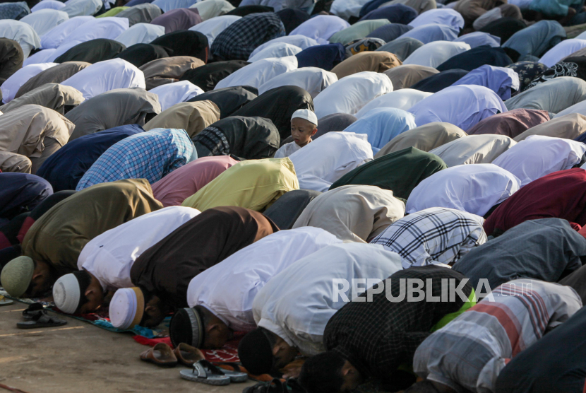 Ilustrasi melaksanakan Sholat Idul Fitri.