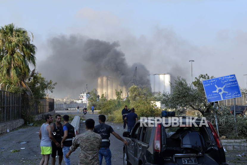 Asap mengepul dari lokasi ledakan di pelabuhan Beirut, Lebanon, Selasa (4/8) waktu setempat.