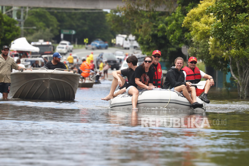  Warga mengungsi saat banjir melanda Chinderah, New South Wales Utara, Australia, 01 Maret 2022. Cuaca yang lebih parah diperkirakan akan terjadi di sepanjang pantai New South Wales.