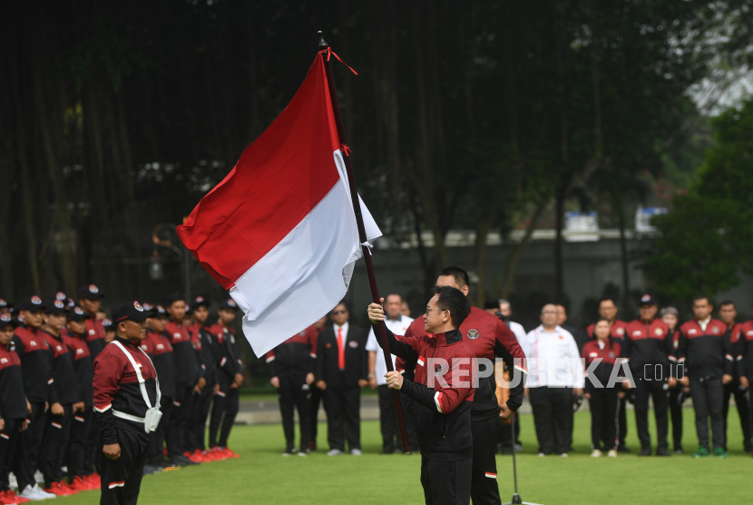 CdM kontingen Indonesia Lexyndo Hakim mengibarkan bendera saat upacara pelepasan kontingen Indonesia pada SEA Games XXXII Kamboja di halaman depan Istana Merdeka, Jakarta, Selasa (2/5/2023). Indonesia hingga Ahad (14/5/2023) sudah mencapai target 69 emas yang diharapkan Presiden Joko Widodo.