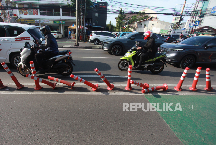 Sejumlah kendaraan melintas disamping pembatas jalur sepeda (stick cone) rusak di kawasan Jalan Penjernihan 1, Jakarta. (ilustrasi)