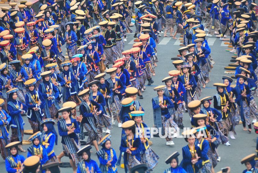 Sejumlah peserta menampilkan Tari Kretek di Alun-alun Simpang Tujuh, Kudus, Jawa Tengah, Sabtu (22/2/2025). Sebanyak 1.405 penari dari sanggar tari, pelajar SD hingga SMA serta mahasiswa mengikuti pemecahan rekor Museum Rekor Dunia Indonesia (MURI) dengan menarikan Tari Kretek yang merupakan tarian tradisional asal Kudus yang menceritakan proses pembuatan rokok kretek tradisional. 