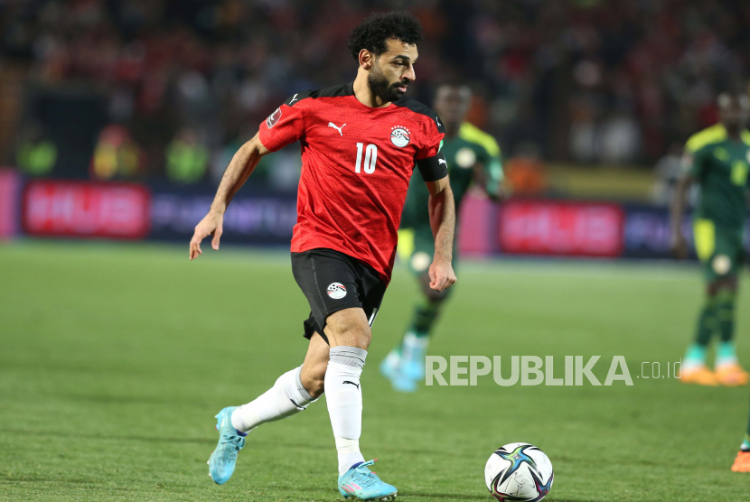 Mohamed Salah dari Mesir beraksi selama pertandingan kualifikasi Piala Dunia FIFA Qatar 2022 Afrika antara Mesir dan Senegal di stadion International Cairo di Kairo, Mesir, 25 Maret 2022.