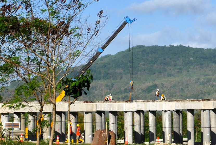 Proses pembangunan Jembatan Kretek II di Samas, Bantul, Yogyakarta, Senin (20/9). Jembatan ini sebagai penghubung Jalur Jalan Lintas Selatan (JJLS) antara ruas jalan Samas-Kretek-Parangtritis. Jembatan dengan panjang 2.015 meter ini menelan biaya Rp 364 miliar, dengan rencana waktu pembangunan selama dua tahun.