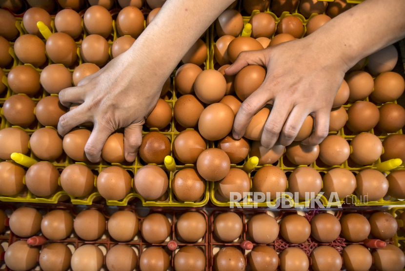 Pedagang menata telur ayam di kiosnya di Pasar Kosambi, Kota Bandung, Jumat (19/8/2022). Pedagang di pasar tersebut menyatakan, harga telur ayam mengalami kenaikan dari Rp27 ribu menjadi Rp32 ribu. Republika/Abdan Syakura