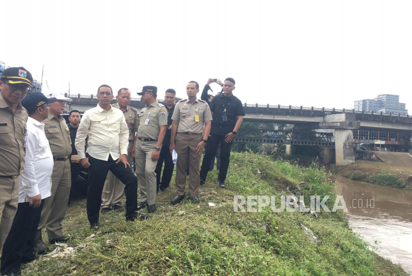 Penjabat (Pj) Gubernur DKI Jakarta Heru Budi Hartono meninjau lokasi normalisasi Kali Ciliwung di Kelurahan Rawajati, Pancoran, Jakarta Selatan pada Senin (8/5/2023). 