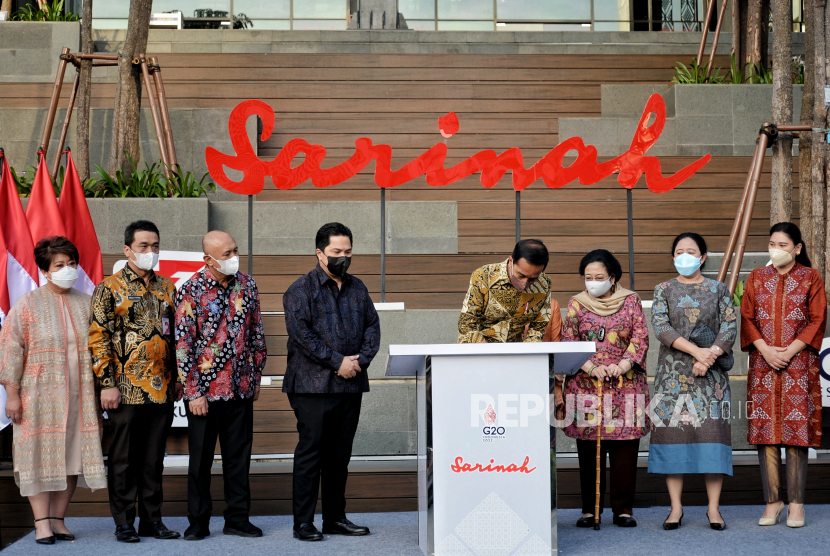 Presiden RI Joko Widodo (keempat kanan) menandatangani prasasti didampingi Presiden ke-5 RI Megawati Soekarnoputri (ketiga kanan), Menteri BUMN Erick Thohir (keempat kiri), Menteri Koperasi dan UKM Teten Masduki (ketiga kiri), Ketua DPR RI Puan Maharani (kedua kanan), Wakil Gubernur DKI Jakarta  Ahmad Riza Patria (kedua kiri) dan Direktur Utama PT Sarinah Fetty Kwartati (kiri) saat peresmian wajah baru pusat perbelanjaan Sarinah di Sarinah, Jakarta, Kamis (14/7/2022). Pusat perbelanjaan Sarinah merupakan salah satu mal tertua di Indonesia yang didirikan oleh Presiden pertama Republik Indonesia Soekarno dengan tujuan mewadahi produk dalam megeri atau UMKM guna mendorong pertumbuham perekonomian Indonesia. Saat ini wajah baru sarinah telah resmi dibuka dengan mewadahi sebanyak 500 pelaku UMKM dengan jumlah pengunjung mencapai 5 juta orang sejak kembali beroperasi pada Maret 2022 lalu. Republika/Thoudy Badai