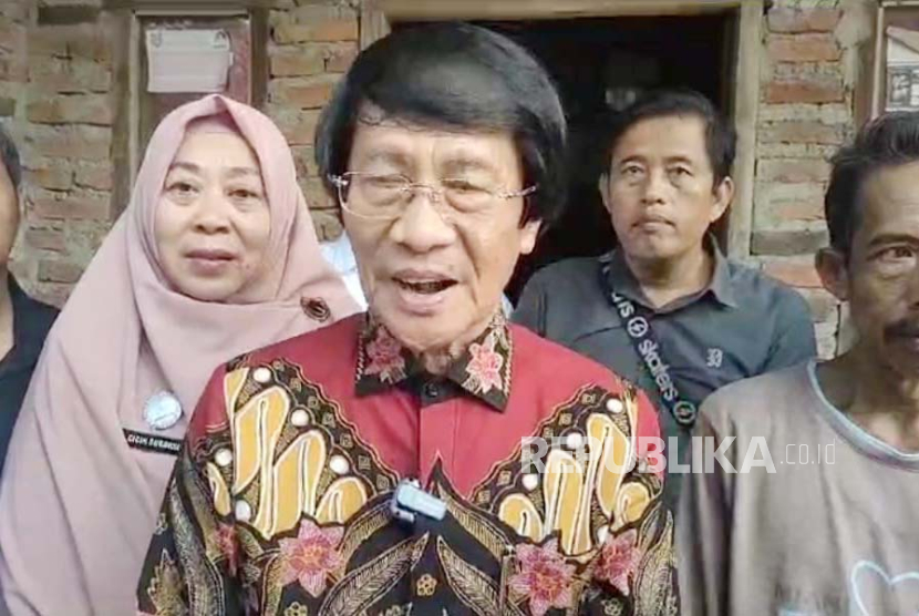 Ketua Umum Lembaga Perlindungan Anak Indonesia (LPAI) Seto Mulyadi saat mengunjungi bocah kelas enam sekolah dasar (SD) yang menjadi korban pemerkosaan di Kabupaten Indramayu, Jumat (22/12/2023). 
