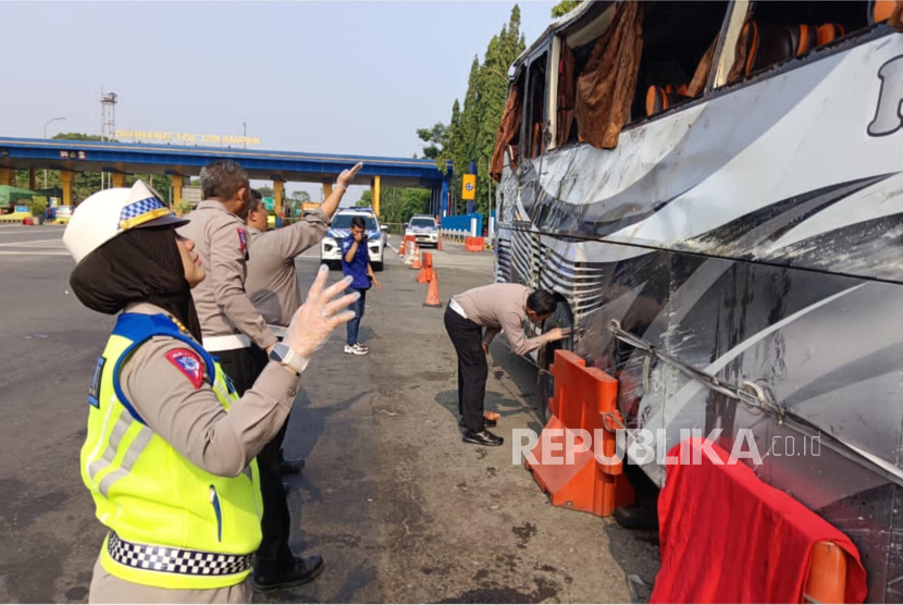 Anggota Korlantas Mabes Polri bersama Ditlantas Polda Jawa Barat melakukan olah tempat kejadian perkara (TKP) di lokasi kecelakaan Bus PO Handoyo di KM 72 Tol Cipali, Jawa Barat, Sabtu (16/12/2023). Ditlantas Polda Jawa Barat bersama Korlantas Mabes Polri telah melakukan olah tempat kejadian perkara (TKP) kecelakaan bus Handoyo di interchange kilometer 72/B Tol Cipali. Selanjutnya, olah TKP barang bukti akan dilanjutkan menunggu dari perusahaan bus.