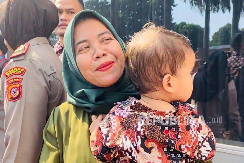 Ibu bayi tertukar bernama Siti Mauliah (37 tahun) dan anak kandungnya DN (1), mendatangi Polres Bogor untuk proses reintegrasi atau penyerahan bayi ke orangtua biologisnya, Jumat (29/9/2023). 