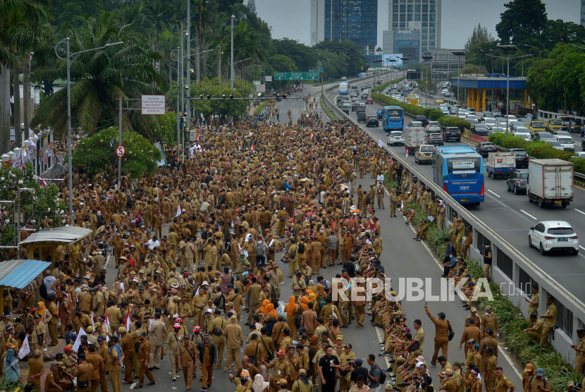 Sejumlah kepala desa dari berbagai daerah mealakukan aksi unjuk rasa di depan Gedung DPR, Senayan, Jakarta, Selasa (17/1/2023). Dalam aksinya mereka menuntut pemerintah dan DPR merevisi aturan masa jabatan kepala desa dari 6 tahun menjadi 9 tahun per periode. 