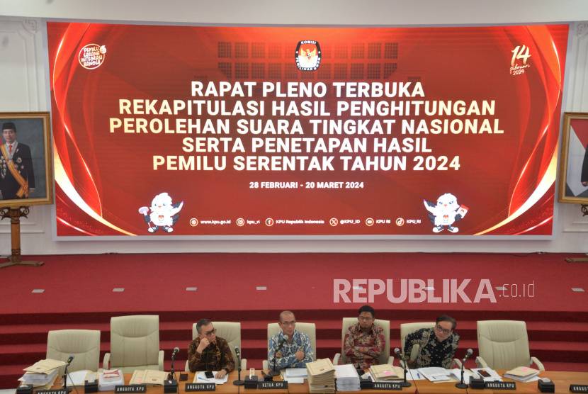 Ketua KPU Hasyim Asyari (dua kiri) bersama Anggota KPU memimpin rapat pleno terbuka rekapitulasi hasil penghitungan perolehan suara tingkat nasional 