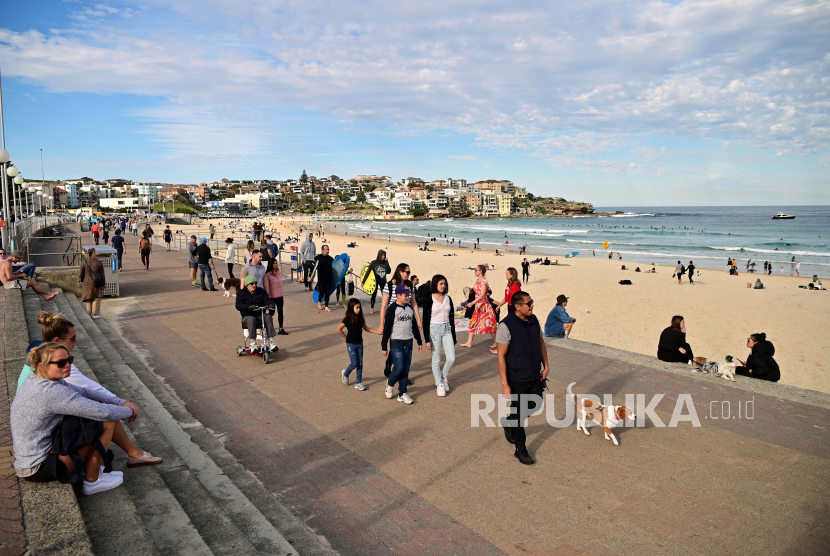  Orang-orang berjalan di sepanjang Pantai Bondi di Sydney, Australia, 19 Juli 2020. Australia baru-baru ini melihat lonjakan kasus coronavirus, dengan sekelompok di negara bagian Victoria. Menurut laporan media, masker wajah akan menjadi wajib di daerah Melbourne.