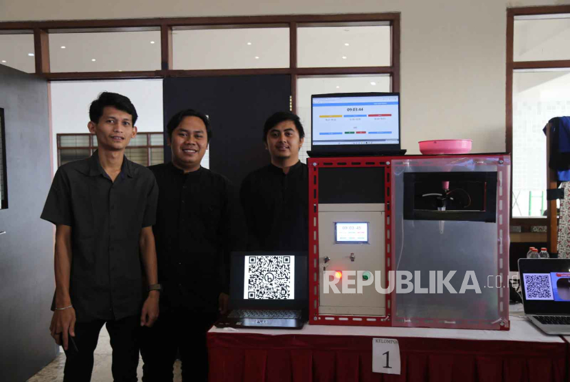 Tiga mahasiswa program studi (prodi) teknik elektro, Universitas Muhammadiyah Malang (UMM) menciptakan alat pemberi pakan ayam otomatis berbasis Internet of Things (IoT). 