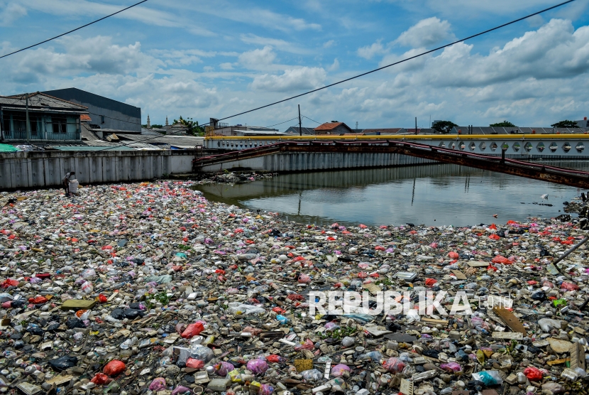 Warga Keluhkan Tumpukan Sampah yang Penuhi Kali Dadap Tangerang