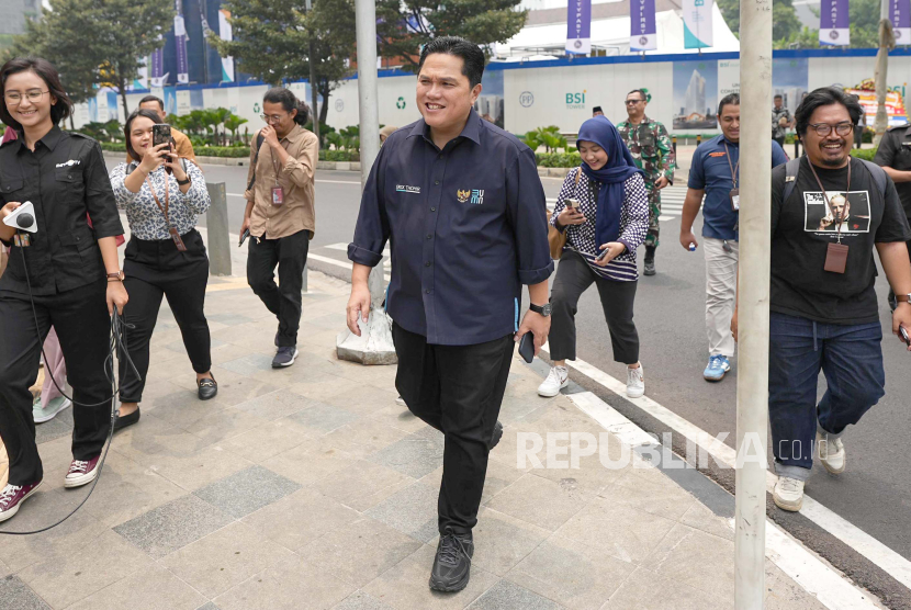 Menteri BUMN Erick Thohir berjalan kaki dari BSI Tower ke Kantor Kementerian BUMN, Jakarta, Kamis (9/11/2023).