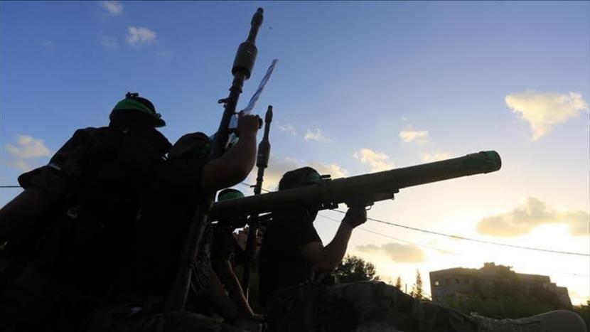 Kelompok perlawanan Palestina Hamas melepaskan tembakan roket ke selatan Israel pada Rabu (12/5) sebagai tanggapan atas serangan lanjutan oleh Israel di Jalur Gaza.