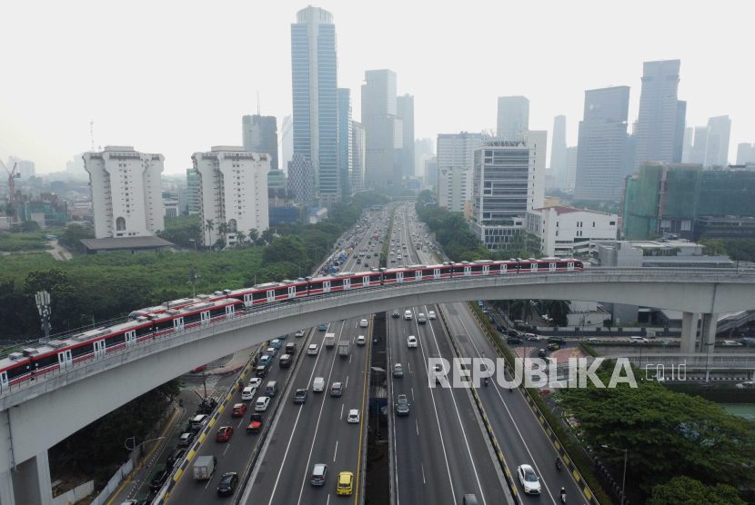 Rangkaian kereta LRT Jabodebek melintasi jembatan lengkung di Jakarta, Kamis (3/8/2023). 