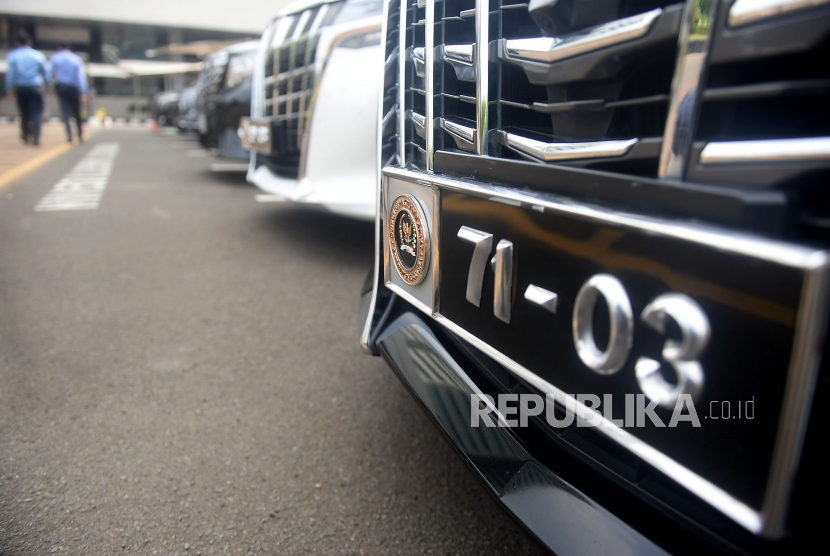 Kendaraan dengan plat nomor khusus anggota DPR terparikr di Kompleks Parlemen, Senayan, Jakarta, Senin (24/5). Plat nomor khusus ini diharapkan dapat mempermudah mengenali kendaraan anggota DPR dalam menjalankan tugasnya sekaligus sebagai indentitas.  Prayogi/Republika.