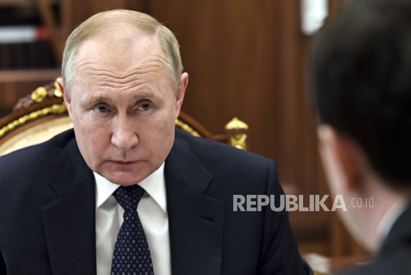  Presiden Rusia Vladimir Putin menghadiri pertemuan di Moskow, Rusia, Selasa, 29 Maret 2022. Pemerintah Rusia menjatuhkan sanksi kepada 398 anggota House of Representatives AS. Ilustrasi.