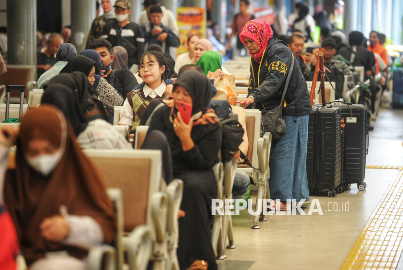 Calon penumpang menunggu keberangkatan kereta api di Stasiun Pasar Senen, Jakarta, Senin (16/12/2024). Menjelang masa angkutan Nataru 2024/2025 penjualan tiket kereta api mulai meningkat meski belum signifikan. Sampai dengan hari ini  Senin (16/12/2024) tiket masih tersedia untuk keberangkatan KA dari Stasiun Gambir maupun Pasar Senen. Sebanyak 57 % tiket masih tersedia dari 748.082 tempat duduk yang disediakan selama masa Angkutan NATARU 2024/2025 ini.