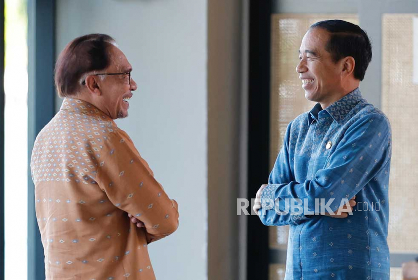 Presiden Joko Widodo (kanan) berbicara dengan Perdana Menteri Malaysia Anwar Ibrahim sebelum KTT Indonesia-Malaysia-Thailand Growth Triangle (IMT-GT) ke-15 di sela-sela KTT ASEAN ke-42 di Labuan Bajo, provinsi Nusa Tenggara Timur,  Kamis (11/5/2023).