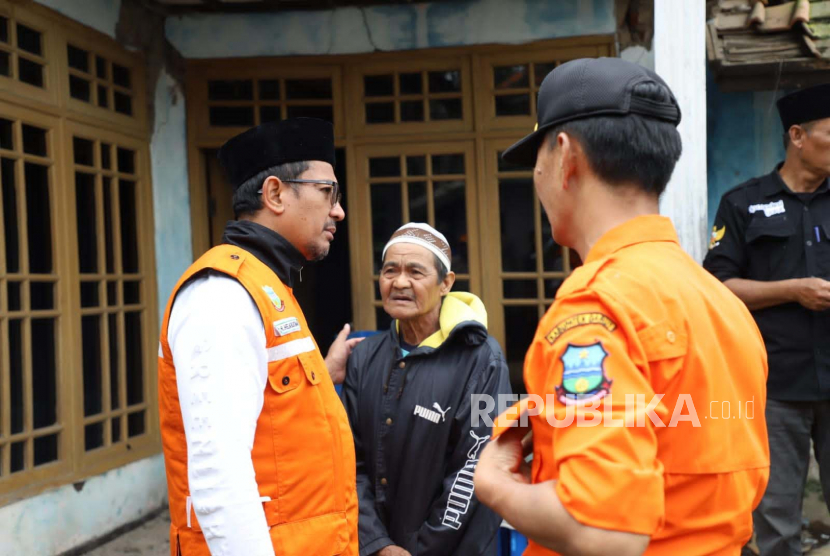 Wakil Bupati Garut Helmi Budiman (kiri) saat meninjau rumah warga terdampak gempa bumi di Kecamatan Pasirwangi, Kabupaten Garut, Jawa Barat, Sabtu (4/2/2023).