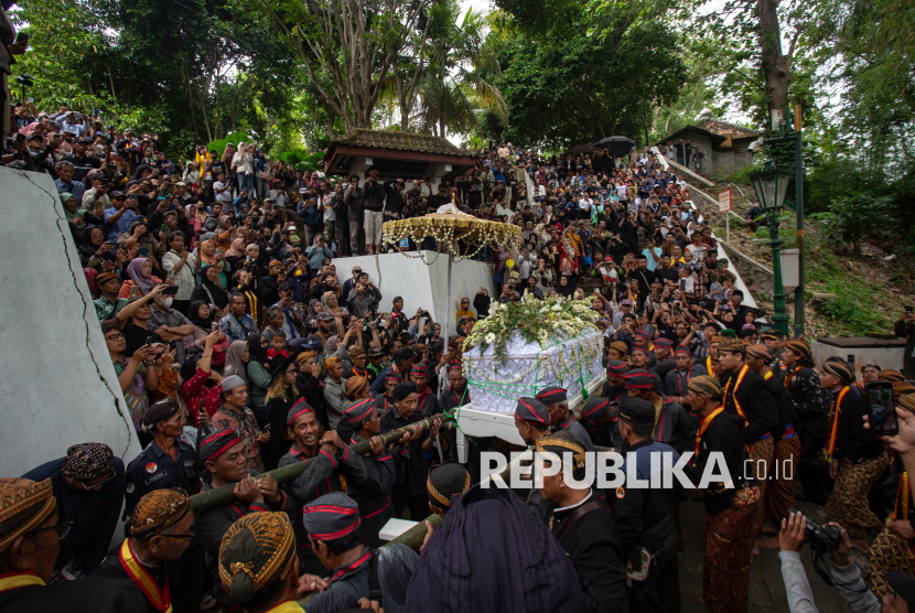 Ribuan Warga Antarkan Pakubuwono XIII ke Peristirahatan Terakhir