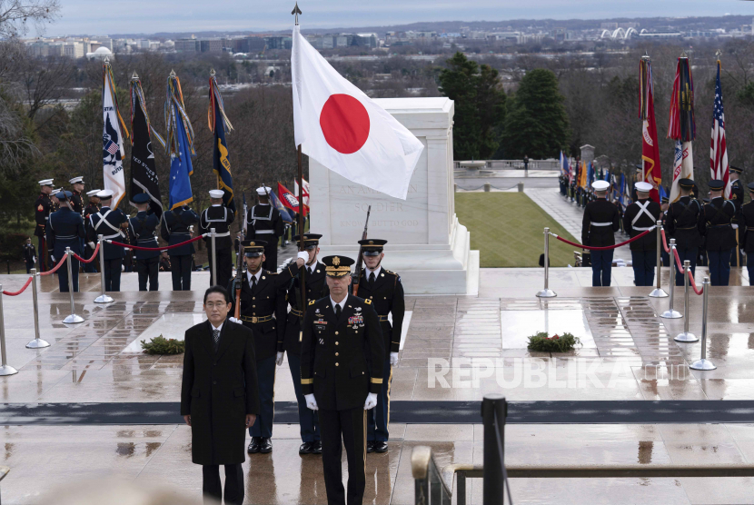 Perdana Menteri Jepang Fumio Kishida, didampingi oleh Mayor Jenderal Allan M. Pepin, berhenti di Makam Prajurit Tak Dikenal setelah upacara peletakan karangan bunga di Arlington National Cemetery, di Arlington, Va., Jumat, 13 Januari 2023.