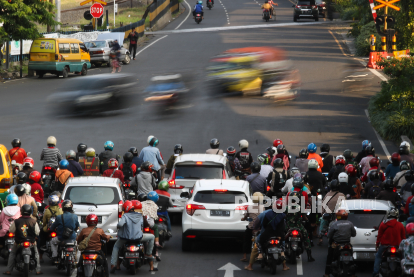 Sejumlah kendaraan bermotor melintas di Jalan Wonokromo, Surabaya, Jawa Timur, Selasa (9/6/2020). Pada hari pertama masa transisi normal baru di Surabaya arus kendaraan di pusat kota Surabaya terpantau ramai dan lancar